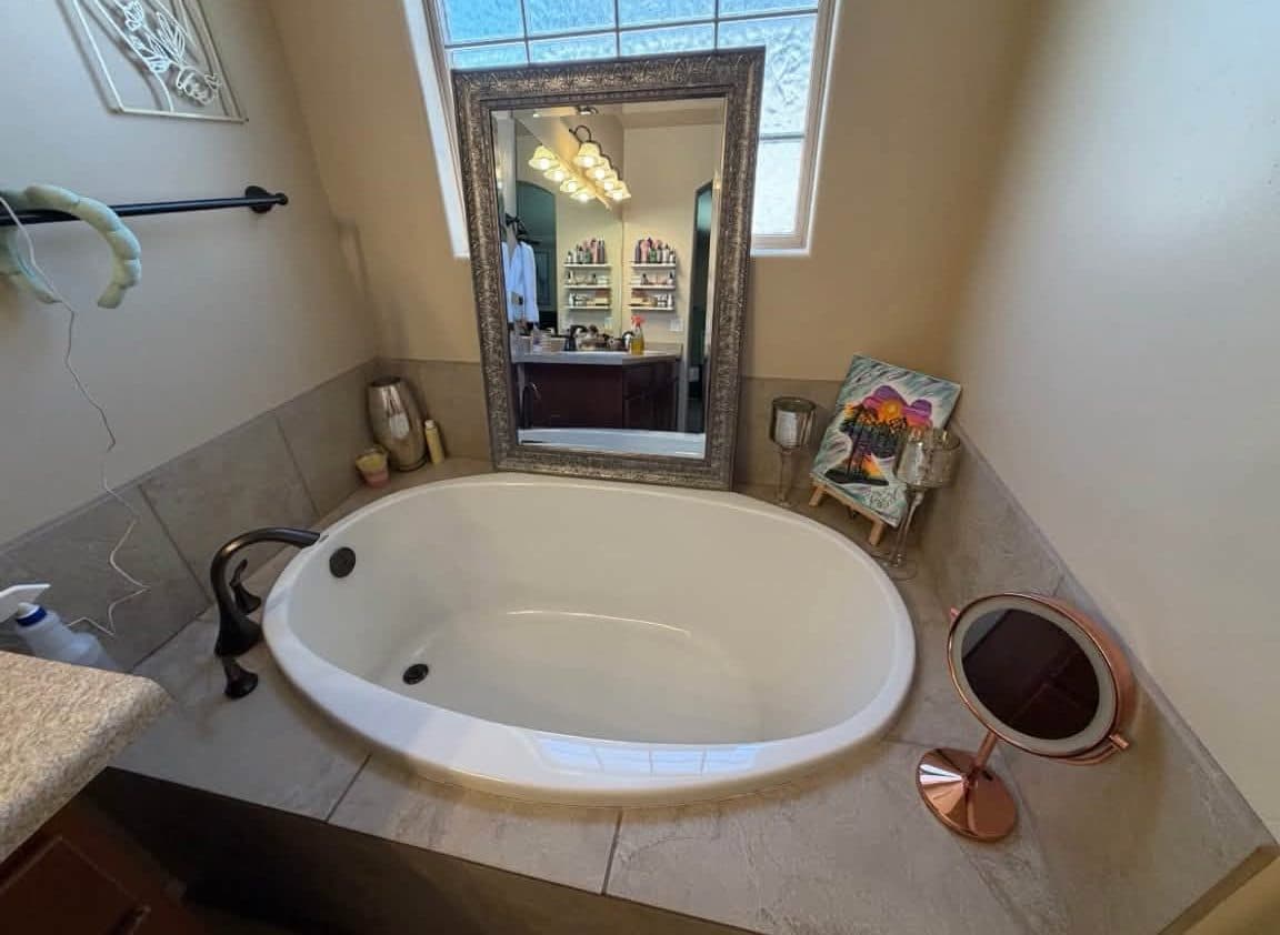 Garden tub with a clean surround after a bathroom deep cleaning